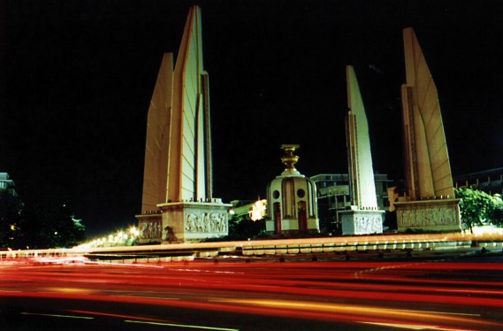 Copy of democracy monument.jpg (51424 bytes)